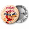 Przypinka Postaw Mi Piwo Pin-up z Tacą Kufli: przypinka na wieczór kawalerski z napisem Postaw mi piwo, żenię się! – przód i aluminiowy tył z agrafką