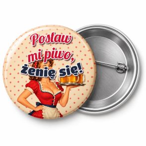 Przypinka Postaw Mi Piwo Pin-up z Tacą Kufli: przypinka na wieczór kawalerski z napisem Postaw mi piwo, żenię się! – przód i aluminiowy tył z agrafką