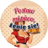Wzór: Przypinka Postaw Mi Piwo Pin-up z Tacą Kufli – grafika z napisem Postaw mi piwo, żenię się!