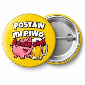 Przypinka Postaw Mi Piwo Świnka Skarbonka: przypinka na wieczór kawalerski z napisem Postaw mi piwo, żenię się! – przód i aluminiowy tył z agrafką