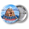 Przypinka Prosto z Przerębla: przypinka dla morsów z napisem Prosto z przerębla – przód i aluminiowy tył z agrafką