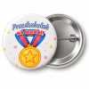 Przypinka Przedszkolak na Medal Kredkowy Medal: przypinka na pasowanie na przedszkolaka z napisem Przedszkolak na medal! – przód i aluminiowy tył z agrafką