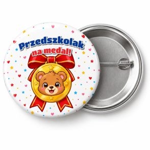Przypinka Przedszkolak na Medal Medal z Misiem: przypinka na pasowanie na przedszkolaka z napisem Przedszkolak na medal! – przód i aluminiowy tył z agrafką