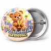 Przypinka Przedszkolak na Medal Miś z Pucharem: przypinka na pasowanie na przedszkolaka z napisem Przedszkolak na medal! – przód i aluminiowy tył z agrafką