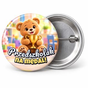 Przypinka Przedszkolak na Medal Miś z Pucharem: przypinka na pasowanie na przedszkolaka z napisem Przedszkolak na medal! – przód i aluminiowy tył z agrafką