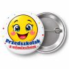 Przypinka Przedszkolak z Uśmiechem Wesoła Buźka: przypinka na pasowanie na przedszkolaka z napisem Przedszkolak z uśmiechem – przód i aluminiowy tył z agrafką
