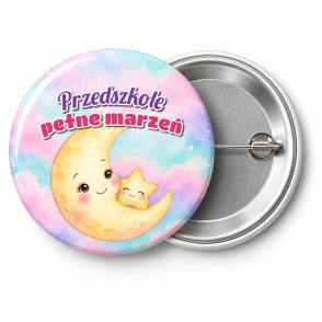 Przypinka Przedszkole Pełne Marzeń Księżyc: przypinka na pasowanie na przedszkolaka z napisem Przedszkole pełne marzeń – przód i aluminiowy tył z agrafką