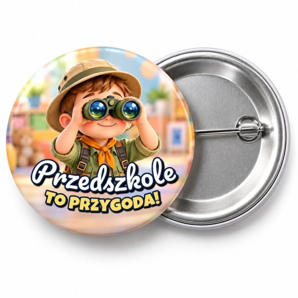 Przypinka Przedszkole To Przygoda Chłopiec z Lornetką: przypinka na pasowanie na przedszkolaka z napisem Przedszkole to przygoda! – przód i aluminiowy tył z agrafką