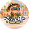 Wzór: Przypinka Przedszkole To Przygoda Chłopiec z Lornetką – grafika z napisem Przedszkole to przygoda!