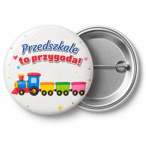 Przypinka Przedszkole To Przygoda Kredkowy Pociąg: przypinka na pasowanie na przedszkolaka z napisem Przedszkole to przygoda! – przód i aluminiowy tył z agrafką
