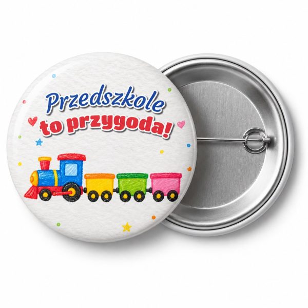 Przypinka Przedszkole To Przygoda Kredkowy Pociąg: przypinka na pasowanie na przedszkolaka z napisem Przedszkole to przygoda! – przód i aluminiowy tył z agrafką