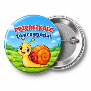 Przypinka Przedszkole To Przygoda Ślimak z Plecakiem: przypinka na pasowanie na przedszkolaka z napisem Przedszkole to przygoda! – przód i aluminiowy tył z agrafką