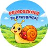Wzór: Przypinka Przedszkole To Przygoda Ślimak z Plecakiem – grafika z napisem Przedszkole to przygoda!