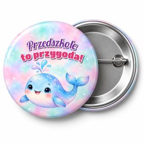 Przypinka Przedszkole To Przygoda Wielorybek: przypinka na pasowanie na przedszkolaka z napisem Przedszkole to przygoda! – przód i aluminiowy tył z agrafką