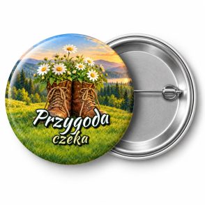 Przypinka Przygoda Czeka: przypinka na Dzień Myśli Braterskiej z napisem Przygoda czeka – przód i aluminiowy tył z agrafką