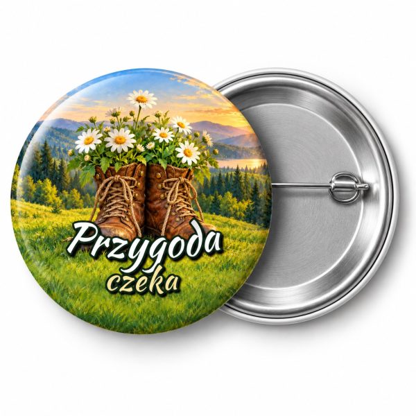 Przypinka Przygoda Czeka: przypinka na Dzień Myśli Braterskiej z napisem Przygoda czeka – przód i aluminiowy tył z agrafką