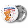 Przypinka Przyjaciele z Przedszkola Miś i Króliczek: przypinka na pasowanie na przedszkolaka z napisem Przyjaciele z przedszkola – przód i aluminiowy tył z agrafką