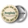 Przypinka Przyjaźń i Przygoda Wianek Stokrotek: przypinka na Dzień Myśli Braterskiej z napisem Przyjaźń i przygoda – przód i aluminiowy tył z agrafką