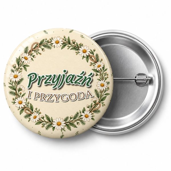 Przypinka Przyjaźń i Przygoda Wianek Stokrotek: przypinka na Dzień Myśli Braterskiej z napisem Przyjaźń i przygoda – przód i aluminiowy tył z agrafką