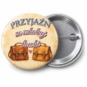 Przypinka Przyjaźń ze Szkolnej Ławki: przypinka na spotkanie klasowe z napisem Przyjaźń ze szkolnej ławki – przód i aluminiowy tył z agrafką