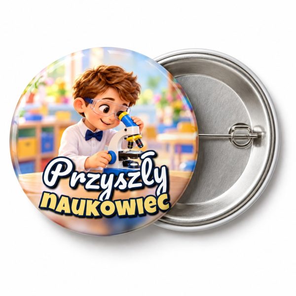 Przypinka Przyszły Naukowiec Mikroskop: przypinka na pasowanie pierwszoklasisty z napisem Przyszły naukowiec – przód i aluminiowy tył z agrafką
