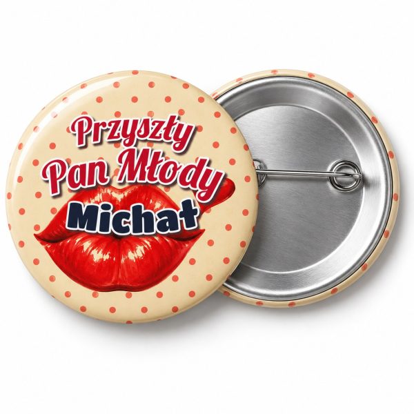 Przypinka Przyszły Pan Młody z Imieniem Czerwone Usta: przypinka na wieczór kawalerski z napisem Przyszły Pan Młody oraz polem imię (np. Michał) – przód i aluminiowy tył z agrafką