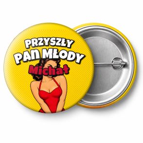 Przypinka Przyszły Pan Młody z Imieniem Komiksowa Pin-up: przypinka na wieczór kawalerski z napisem Przyszły Pan Młody oraz polem imię (np. Michał) – przód i aluminiowy tył z agrafką