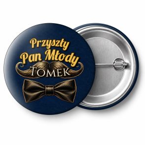 Przypinka Przyszły Pan Młody z Imieniem Muszka i Wąsy: przypinka na wieczór kawalerski z napisem Przyszły Pan Młody oraz polem imię (np. Tomek) – przód i aluminiowy tył z agrafką
