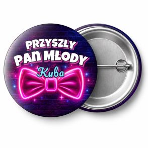 Przypinka Przyszły Pan Młody z Imieniem Neonowa Muszka: przypinka na wieczór kawalerski z napisem Przyszły Pan Młody oraz polem imię (np. Kuba) – przód i aluminiowy tył z agrafką