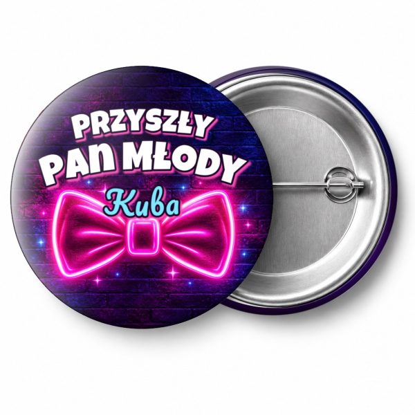 Przypinka Przyszły Pan Młody z Imieniem Neonowa Muszka: przypinka na wieczór kawalerski z napisem Przyszły Pan Młody oraz polem imię (np. Kuba) – przód i aluminiowy tył z agrafką
