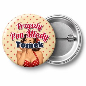 Przypinka Przyszły Pan Młody z Imieniem Pin-up w Kostiumie: przypinka na wieczór kawalerski z napisem Przyszły Pan Młody oraz polem imię (np. Tomek) – przód i aluminiowy tył z agrafką