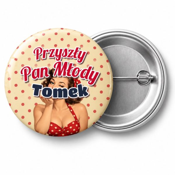 Przypinka Przyszły Pan Młody z Imieniem Pin-up w Kostiumie: przypinka na wieczór kawalerski z napisem Przyszły Pan Młody oraz polem imię (np. Tomek) – przód i aluminiowy tył z agrafką