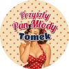 Wzór: Przypinka Przyszły Pan Młody z Imieniem Pin-up w Kostiumie – napis Przyszły Pan Młody i pole imię