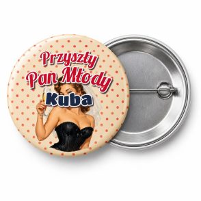 Przypinka Przyszły Pan Młody z Imieniem Pin-up z Welonem: przypinka na wieczór kawalerski z napisem Przyszły Pan Młody oraz polem imię (np. Kuba) – przód i aluminiowy tył z agrafką