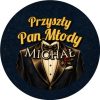 Wzór: Przypinka Przyszły Pan Młody z Imieniem Smoking z Różą – napis Przyszły Pan Młody i pole imię