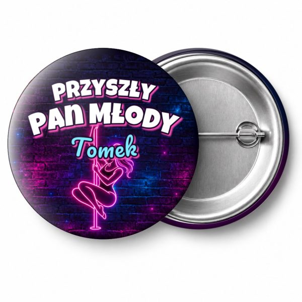 Przypinka Przyszły Pan Młody z Imieniem Tancerka na Rurze: przypinka na wieczór kawalerski z napisem Przyszły Pan Młody oraz polem imię (np. Tomek) – przód i aluminiowy tył z agrafką