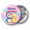 Przypinka Razem Raźniej Pingwinek i Kaczuszka: przypinka na pasowanie na przedszkolaka z napisem Razem raźniej! – przód i aluminiowy tył z agrafką
