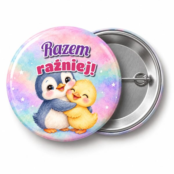 Przypinka Razem Raźniej Pingwinek i Kaczuszka: przypinka na pasowanie na przedszkolaka z napisem Razem raźniej! – przód i aluminiowy tył z agrafką
