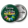 Przypinka Razem w Szkolną Przygodę Kredowe Dłonie: przypinka na pasowanie pierwszoklasisty z napisem Razem w szkolną przygodę! – przód i aluminiowy tył z agrafką