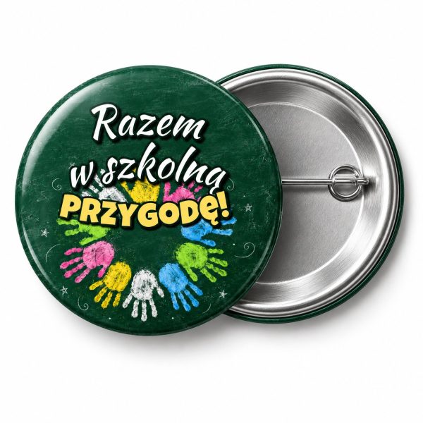 Przypinka Razem w Szkolną Przygodę Kredowe Dłonie: przypinka na pasowanie pierwszoklasisty z napisem Razem w szkolną przygodę! – przód i aluminiowy tył z agrafką