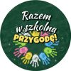 Wzór: Przypinka Razem w Szkolną Przygodę Kredowe Dłonie – grafika z napisem Razem w szkolną przygodę!