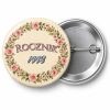 Przypinka Rocznik w Kwiatach: przypinka na spotkanie klasowe z napisem Rocznik oraz polem rok (np. 1998) – przód i aluminiowy tył z agrafką