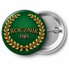 Przypinka Rocznik Złoty Laur: przypinka na spotkanie klasowe z napisem Rocznik oraz polem rok (np. 1985) – przód i aluminiowy tył z agrafką