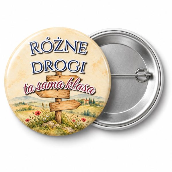 Przypinka Różne Drogi Ta Sama Klasa: przypinka na spotkanie klasowe z napisem Różne drogi ta sama klasa – przód i aluminiowy tył z agrafką