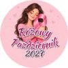 Wzór: Przypinka Różowy Październik 2027 Kobieta ze Wstążką – napis Różowy Październik i pole rok