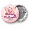 Przypinka Różowy Październik 2027 Motyl: przypinka na Różowy Październik z napisem Różowy Październik oraz polem rok (np. 2027) – przód i aluminiowy tył z agrafką