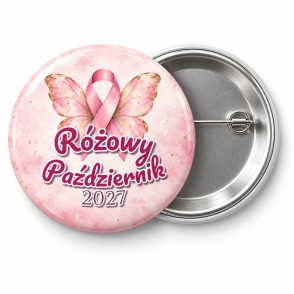 Przypinka Różowy Październik 2027 Motyl: przypinka na Różowy Październik z napisem Różowy Październik oraz polem rok (np. 2027) – przód i aluminiowy tył z agrafką