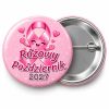 Przypinka Różowy Październik 2027 Wesoła Wstążka: przypinka na Różowy Październik z napisem Różowy Październik oraz polem rok (np. 2027) – przód i aluminiowy tył z agrafką