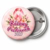 Przypinka Różowy Październik 2027 Wstążka z Kwiatami: przypinka na Różowy Październik z napisem Różowy Październik oraz polem rok (np. 2027) – przód i aluminiowy tył z agrafką
