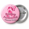 Przypinka Różowy Październik Firma Motylek: przypinka na Różowy Październik z napisem Różowy Październik oraz polem nazwa firmy (np. Nazwa firmy) – przód i aluminiowy tył z agrafką